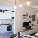 Elegant & Chic 2 - 5min To Station, Ac, Wi-fi Apartment Rom