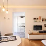 Elegant & Chic 2 - 5min To Station, Ac, Wi-fi Apartment Rom