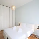 Elegant & Chic 2 - 5min To Station, Ac, Wi-fi Apartment Rom