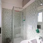 Elegant & Chic 2 - 5min To Station, Ac, Wi-fi Apartment Rom