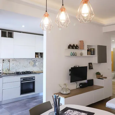 Elegant & Chic 2 - 5min To Station, Ac, Wi-fi 아파트 로마