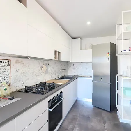Elegant & Chic 2 - 5min To Station, Ac, Wi-fi Apartment